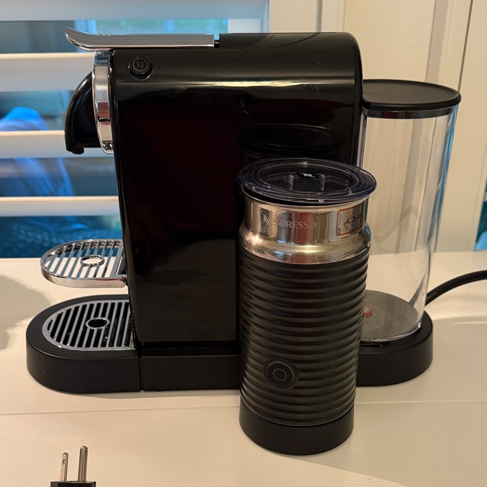 Nespresso Original Citiz Espresso Machine with Milk Frother - Black - Picture 4 of 8